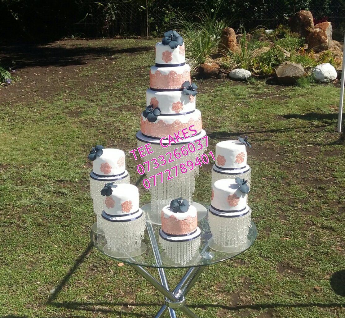TEECakes10's tweet photo. Some wedding cakes from a few years back https://t.co/diyJwKXLLV