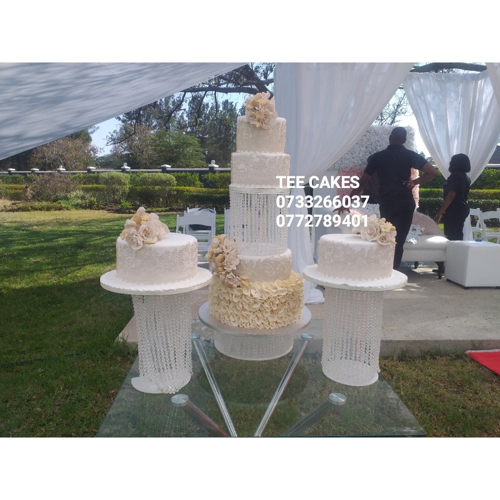 TEECakes10's tweet photo. October's wedding cakes https://t.co/KASNosHa20