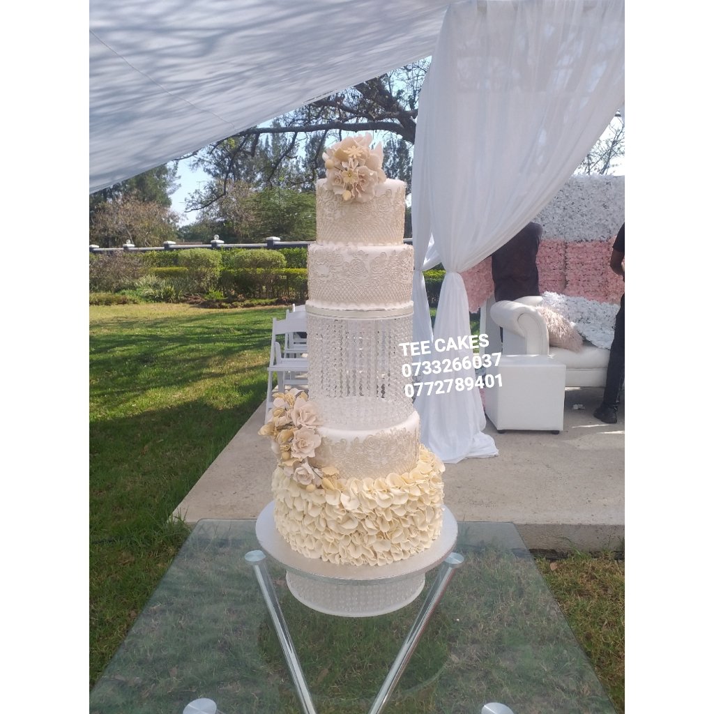 TEECakes10's tweet photo. October's wedding cakes https://t.co/KASNosHa20