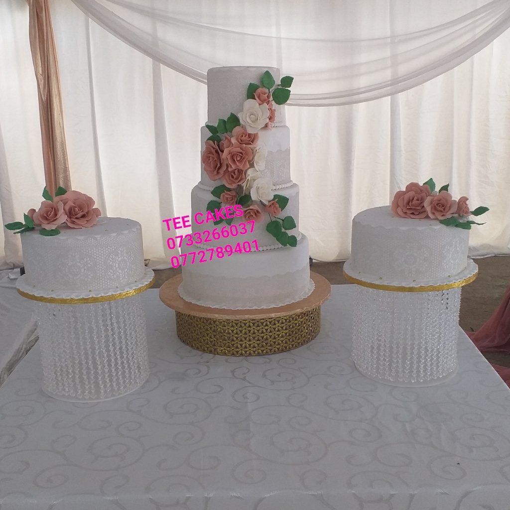 TEECakes10's tweet photo. October's wedding cakes https://t.co/KASNosHa20