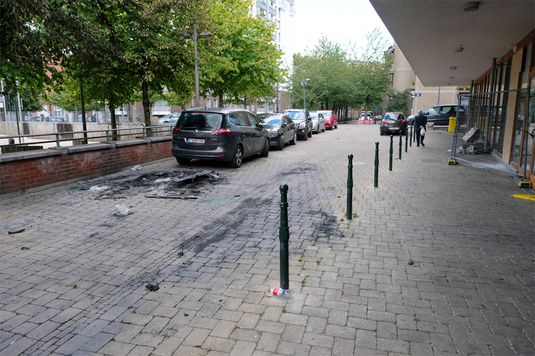 destandaard's tweet photo. Politie opnieuw bekogeld in Brusselse Marollen https://t.co/KEhq6Q5k75 https://t.co/vKmoFPL2KD