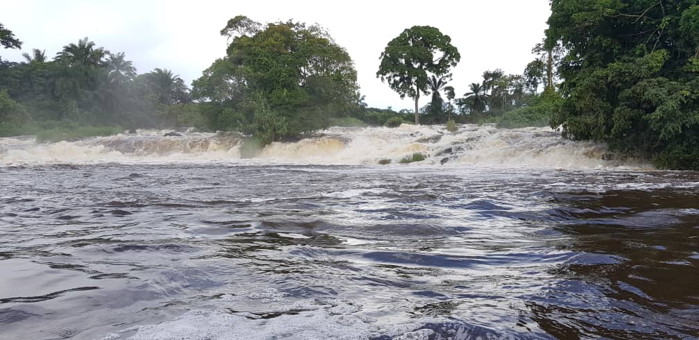 #chutedelalobe 
Rien ne vaut le bonheur de vivre en direct le phénomène naturel rare de la chute d'un fleuve qui se déverse directement dans l'océan🏖️⛱️🏝️ Ne ratez pas #kribi 2020, inscris-toi au 652 40 46 48