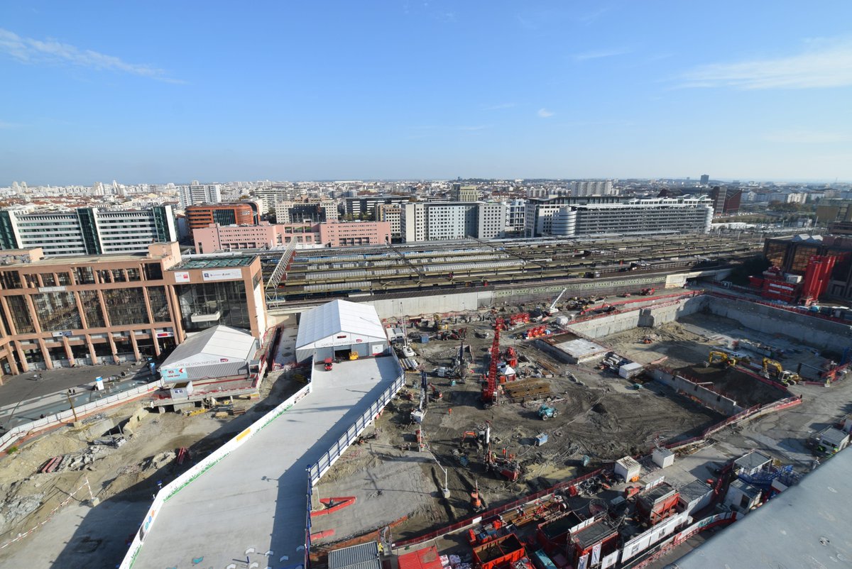 grandlyon's tweet photo. 🚄 Préparez-vous à changer vos habitudes pour vous rendre à la gare de @LyonPartDieu ! Dès demain, l'entrée de la gare place Béraudier est déplacée : l'accès se fera par une passerelle qui surplombe le chantier 👀

👉 https://t.co/UdzWLbUOYU https://t.co/U8ZDh9Bdxs