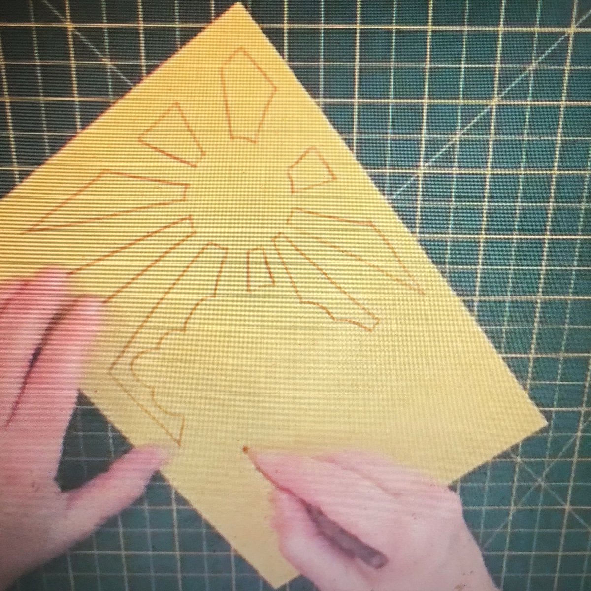 MotherShipProj's tweet photo. The lovely @bymeeni was back with our MARKit group today, sharing her paper cutting prowess! ✂️
.
.
.
#WithRefugees #EmpoweringWomen #MotherMakers #CraftForChange #EPIC @SCVOSandwell @EsmeeFairbairn https://t.co/1SRqJGhZTn