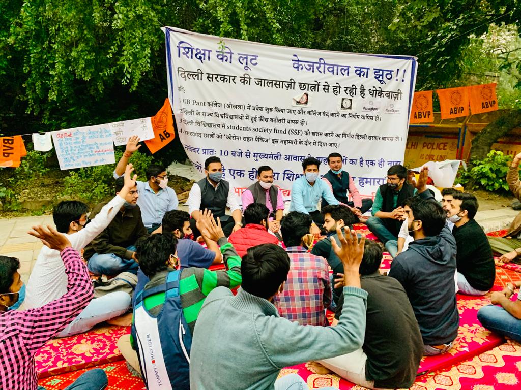 ABVPDelhi's tweet photo. छात्र विरोधी केजरीवाल के विरूद्ध आंदोलन के 8वें दिन @ABVPVoice के राष्ट्रीय सह संगठन मंत्री @shriniwas_hr जी तथा अभाविप पूर्व राष्ट्रीय मिडिया प्रमुख @BahugunaSaket जी प्रदर्शन स्थल पर पहुंच कर प्रदर्शन कर रहे हैं छात्रों के साथ बातचीत कर उनका मनोबल बढ़ाया
#savegbpec #DelhiGovt https://t.co/Y4Bejd36oe