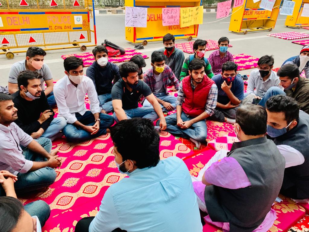 ABVPDelhi's tweet photo. छात्र विरोधी केजरीवाल के विरूद्ध आंदोलन के 8वें दिन @ABVPVoice के राष्ट्रीय सह संगठन मंत्री @shriniwas_hr जी तथा अभाविप पूर्व राष्ट्रीय मिडिया प्रमुख @BahugunaSaket जी प्रदर्शन स्थल पर पहुंच कर प्रदर्शन कर रहे हैं छात्रों के साथ बातचीत कर उनका मनोबल बढ़ाया
#savegbpec #DelhiGovt https://t.co/Y4Bejd36oe