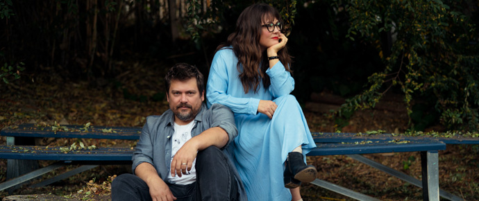 BluegrassToday's tweet image. Sean and Sara Watkins talk influences, Nickel Creek, and virtual concerts
ow.ly/G7FT50CfFtT
#bluegrass  #sarawatkins  #seanwatkins  #watkinsfamilyhour