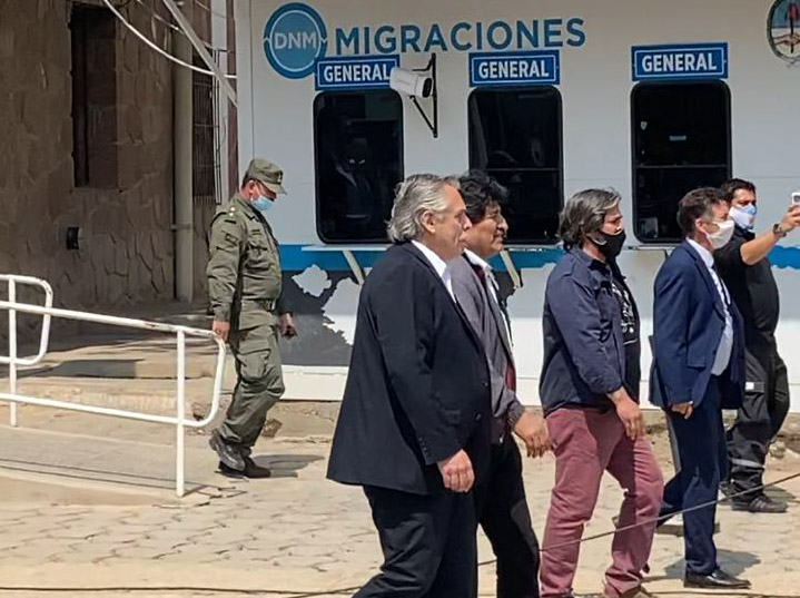 Migraciones_AR's tweet photo. En un día histórico para la democracia de la región, el presidente Alberto Fernández acompañó a Evo Morales en su regreso a Bolivia.
Evo llegó a nuestro país el año pasado en calidad de refugiado político y hoy puede volver a su tierra para abrazar a su pueblo. https://t.co/p4WG5r2GU5