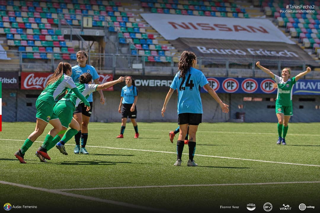 Audaxfemenino's tweet photo. Lindo inicio de semana para tod@s 🤩🇮🇹
.
Si, estamos felices ❤️, pero ya estamos pensando en nuestro próximo rival 🙅🏻♀️⚽.
.
📸 : Guillermo Rivas 🔝.
@audaxitaliano @ANFPChile @ANJUFFChile
#AquíJugamosTodos #TconA #AudaxItaliano #AudaxFemenino #Transicion2020 #NosotrasJugamos https://t.co/ykL1ERAJ6u