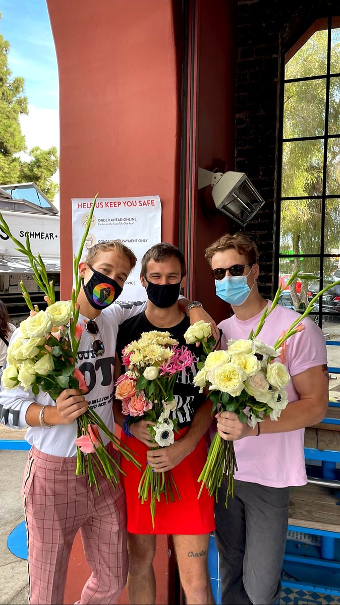 anilya9's tweet photo. Yes to that skirt!!!
Brandon celebrating with Tommy and Peter, handing out flowers💐 &amp; donating things👍👍👍 https://t.co/dO0CGgt13Q