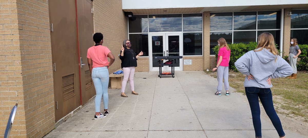 🎻🎻Students at Noble are moving ahead with instruction in Art Education while using safety precautions and adhering to social distancing. #nhcschat #nhcsleadingtheway #nhcsreadysetreturn 🎺🎺