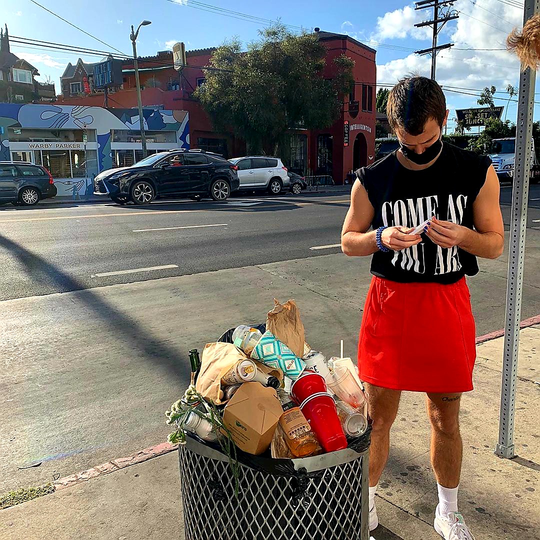 anilya9's tweet photo. Yes to that skirt!!!
Brandon celebrating with Tommy and Peter, handing out flowers💐 &amp; donating things👍👍👍 https://t.co/dO0CGgt13Q