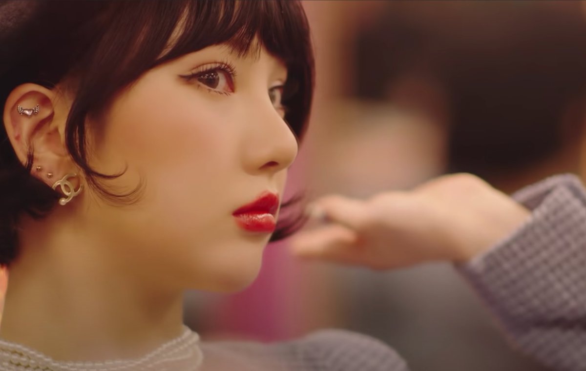 My favorite cinematic moments from GFRIEND's MAGOA thread.(disclaimer: I personally don't stan GFRIEND BUT THIS SONG SLAPS, this thread is made purely to appreciate composition, lighting and color choices of the M/V)Go stream  #MAGO