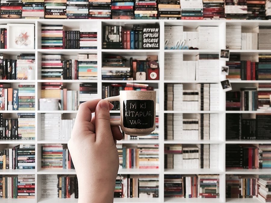 "Kitaplar size hikayeler anlattıktan sonra çekip gitmezler. Onları insanlardan ayıran özelliklerden biri budur."

#iyikikitaplarvar kahve fincanı kitapsiparis.com'da!☕