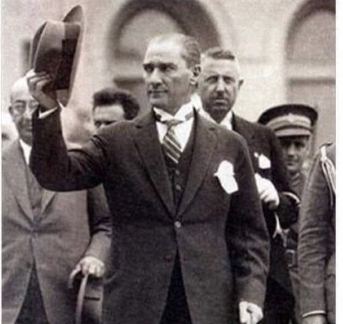 ayfr_c's tweet photo. SONSUZ SEVGİ SAYGI VE MİNNETLE  ANIYORUZ. 🇹🇷

#10Kasim1938 
#10Kasim 
#10kasım193oo 
#Atamİzindeyiz https://t.co/9rJmwcPykh
