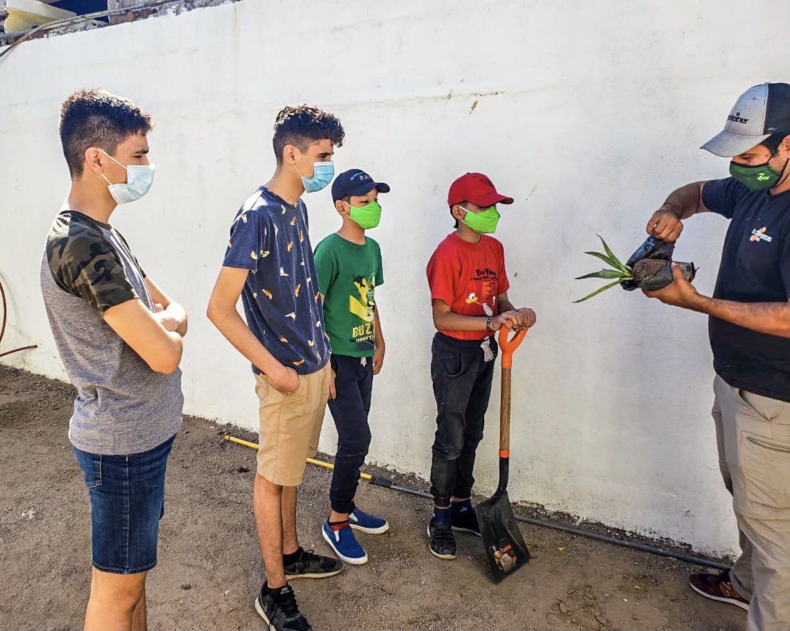 verdesonora's tweet photo. Como parte del programa #EcoEscuela que realizamos cada sábado, nuestro amigo Daniel Zamudio nos enseñó a elaborar un #compostero y entre todos, plantamos un árbol de maguey 🌳
#PonteVerde ✅ https://t.co/t1CrdYjHh3