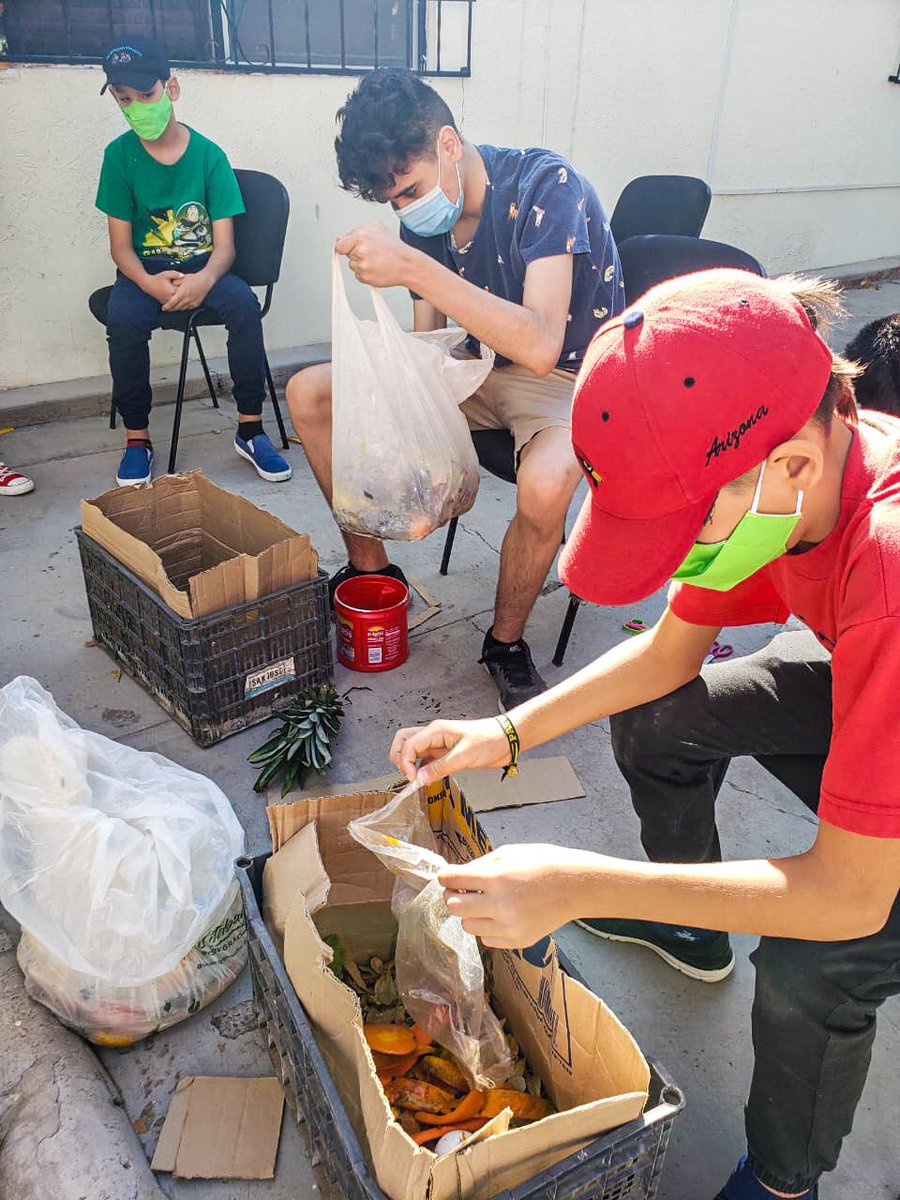 verdesonora's tweet photo. Como parte del programa #EcoEscuela que realizamos cada sábado, nuestro amigo Daniel Zamudio nos enseñó a elaborar un #compostero y entre todos, plantamos un árbol de maguey 🌳
#PonteVerde ✅ https://t.co/t1CrdYjHh3