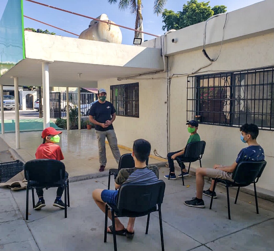 verdesonora's tweet photo. Como parte del programa #EcoEscuela que realizamos cada sábado, nuestro amigo Daniel Zamudio nos enseñó a elaborar un #compostero y entre todos, plantamos un árbol de maguey 🌳
#PonteVerde ✅ https://t.co/t1CrdYjHh3