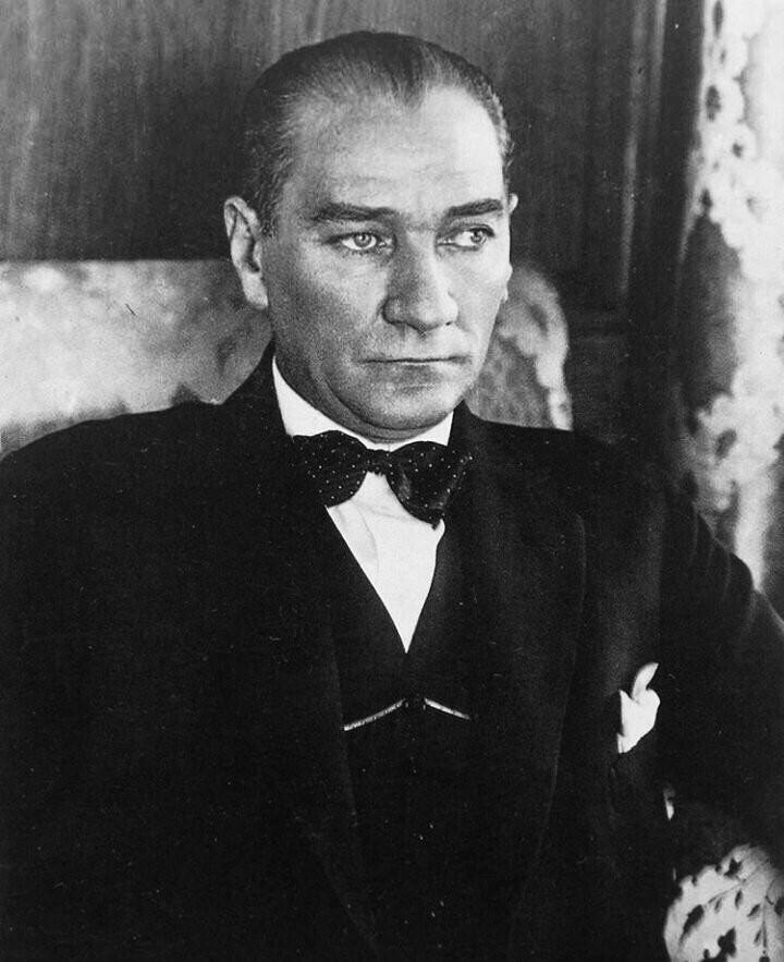 “Beni görmek demek mutlaka yüzümü görmek değildir. Benim fikirlerimi, benim duygularımı anlıyorsanız ve hissediyorsanız bu kafidir.”

Cumhuriyetimizin kurucusu Gazi Mustafa Kemal Atatürk’ü, aramızdan ayrılışının 82. yılında sevgi, saygı ve özlemle anıyoruz.