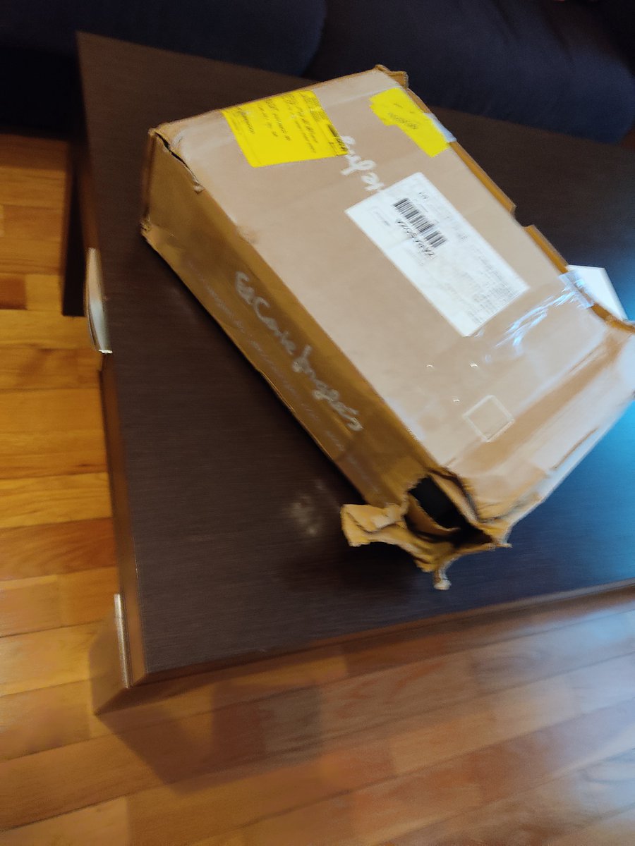 aragonesando's tweet photo. Y así de bien es como te llega el paquete de @elcorteingles después de que tengas que ir a buscarlo porque se inventa @SEUR que no estás en casa. 20kg de paquete tampoco es como para no subir 3 escalones y 5 pisos en ascensor @elcorteinglesac https://t.co/vFJQm0y9Cb