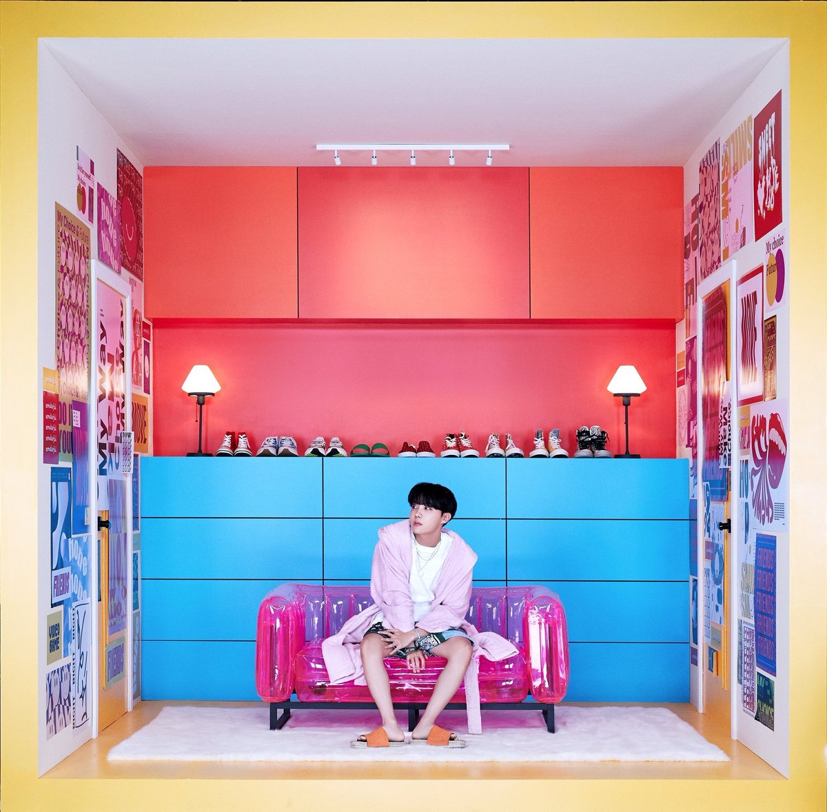 The walls, lamps and couch give me a big post-modern vibe. Hobi chose an inflatable vibrant pink couch, and it looks incredible! Although it's actually plastic, it reminds me of metallic sculptures from famous post-modern artist Jeff Koons, that give the illusion of plastic. +