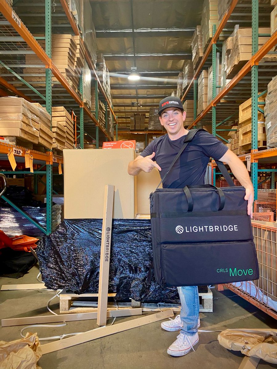 MatthewsGrip's tweet image. Tyler’s smile embodies our excitement!! The first shipment CRLS gear has arrived. Check out the system at crls.msegrip.com 
•
#Matthewsgrip #thelightbridge #crls #cinereflectlightingsystem #griponthego #bouncedlightisthebestlight #dop #keygrip #griplighting #gaffer #dop