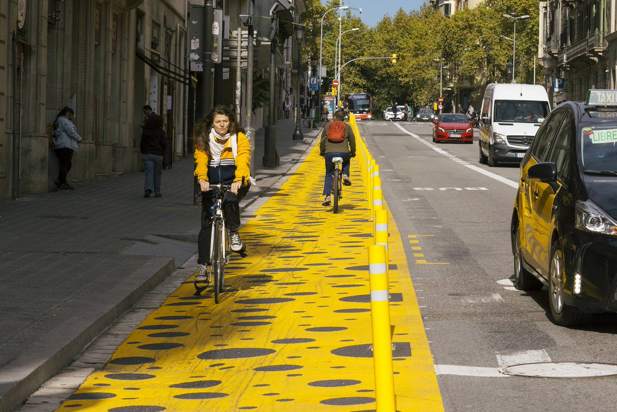 el_pais's tweet photo. Para ganar metros cuadrados de asfalto, Barcelona ha apostado por el urbanismo táctico: obras que, sin tiempo ni dinero para consolidarlas con cemento, se realizan con pintura, vallas y elementos móviles https://t.co/KSW2jWa1G6 https://t.co/MNf6YJwrwg