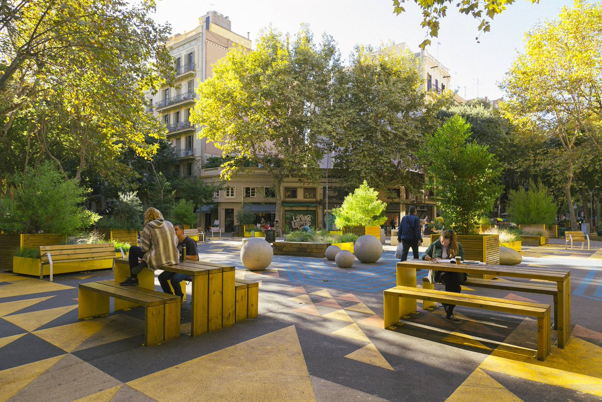el_pais's tweet photo. Para ganar metros cuadrados de asfalto, Barcelona ha apostado por el urbanismo táctico: obras que, sin tiempo ni dinero para consolidarlas con cemento, se realizan con pintura, vallas y elementos móviles https://t.co/KSW2jWa1G6 https://t.co/MNf6YJwrwg