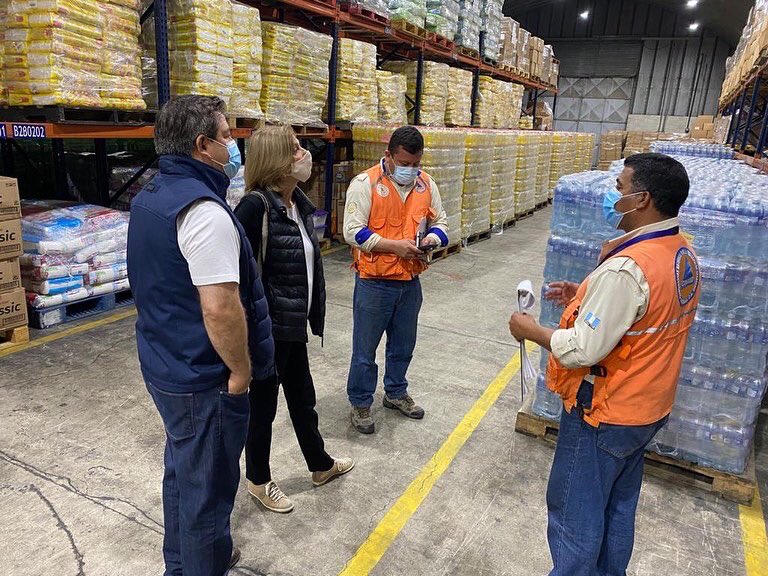 BancadaVALOR's tweet photo. Nuestros diputados Lucrecia de Palomo @almdep y Efraín Menéndez @Eframenendez el día de ayer visitaron las bodegas de CONRED para verificar la ayuda que se ha enviado a los distritos de Izabal y Alta Verapaz #Eta, seguimos trabajando por nuestra Guatemala. #BancadaVALOR 🇬🇹 https://t.co/KrmoFmzqqw