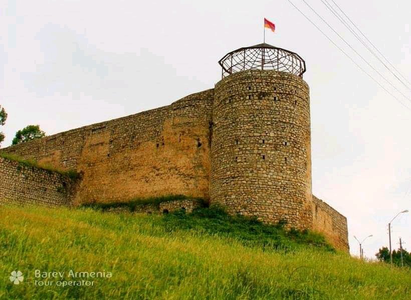 Roza20155245's tweet photo. @JafarliTamara @NikolPashinyan Սա է Շուշիի բերդը,որտեղ Հայկական դրոշն  է ծածանվում ։ Խորհուրդ կտամ անգլերենի փոխարեն քո պատմությունը սովորես ,էսքան դեպիլ չմնաս😉
 🇦🇲🇦🇲🇦🇲🇦🇲🇦🇲 https://t.co/vjBooHiwxU