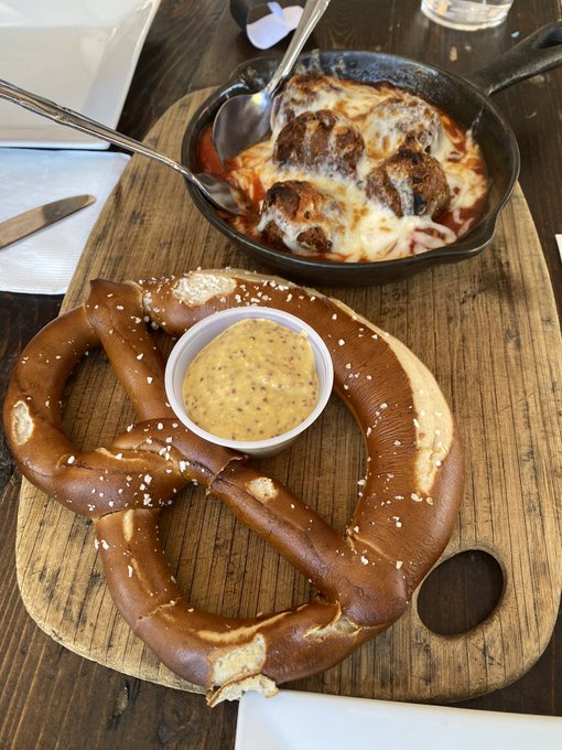 Did I decide to go into work late and get drinks and food with my platonic male BFF? I sure did. 😎 https://t<a href="/tag/onlyfans"class="tags"><span>#onlyfans</span></a>