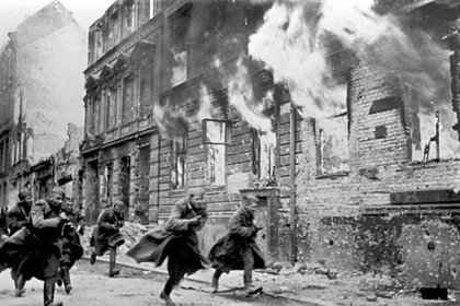 ElsaLevrero's tweet photo. "Kristallnacht" o "La noche de los cristales rotos"
82 años de la primera masacre del nazismo. 91 muertos, cientos de sinagogas incendiadas, 7 mil comercios saqueados, 26 mil judíos arrestados. 
Una noche que duró seis años. https://t.co/MJo10rQSQX