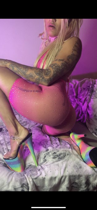 1 pic. The ass // the face 💁&zwj;♀️ https://t.co/v1Aj1LyYxL