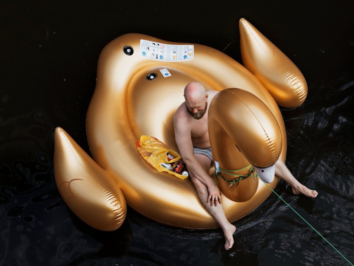 Quale rapporto tra fotografia e intelligenza artificiale?  Aapo Huhta lo esplora in "Sorrow? Very unlikely" (Tristezza? Molto improbabile), uno dei cinque progetti del Photography Grant on Industry and Work. mastphotogrant.com