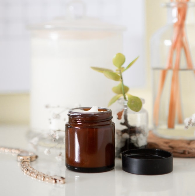 turnactionapp's tweet image. #Beautyproducts in the US are highly unregulated compared to the EU. The US has 11 banned chemicals while the EU has over 1300 banned chemicals. 

Join our waitlist to be in the loop on the top #sustainablebeauty and #personalcare products here: l8r.it/1e4N