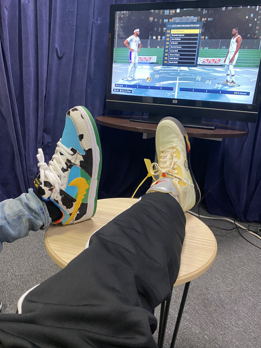 thegame's tweet photo. Shoe check @ronnie2k wit the size 15 😱 lol.... @NBA2K #NextGen #HouseOfFlames https://t.co/LXkMbSezkB