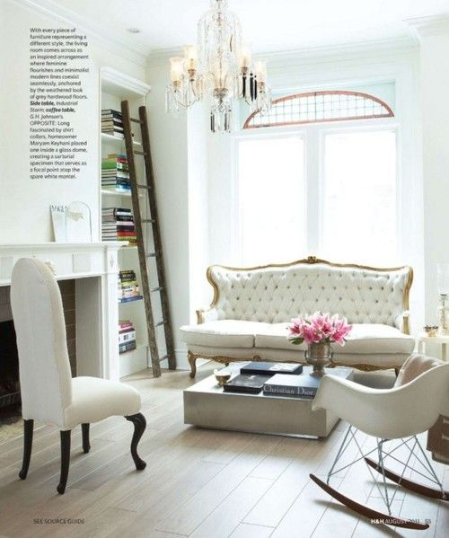 Jimin chose a room with very simple walls and door, with elegant regal furnishing. This is a trademark of the modern baroque style, which has simple room architecture with luxurious French baroque furniture to contrast it. +