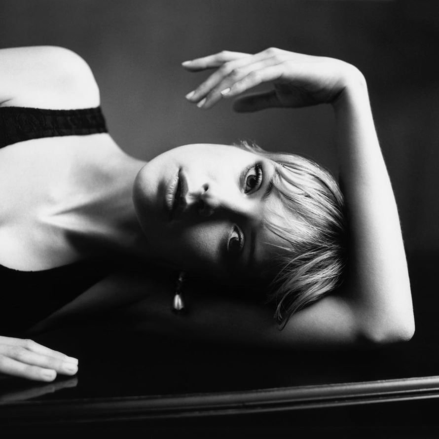 Dua Lipa as Angèle; a short but necessary thread!