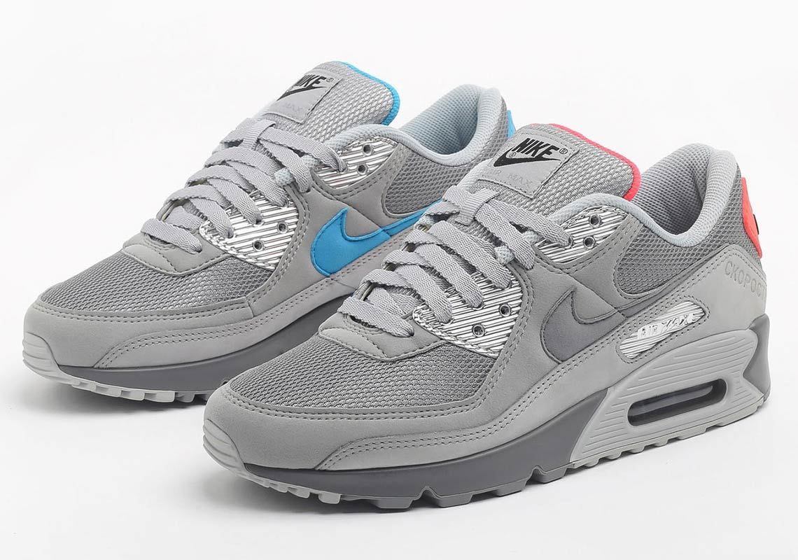 SneakerNews's tweet photo. The Nike Air Max 90 "Moscow" celebrates the Russian capital with mismatched coloring and Cyrillic text

https://t.co/TNq51B0QPF https://t.co/K1xUE2KRNZ