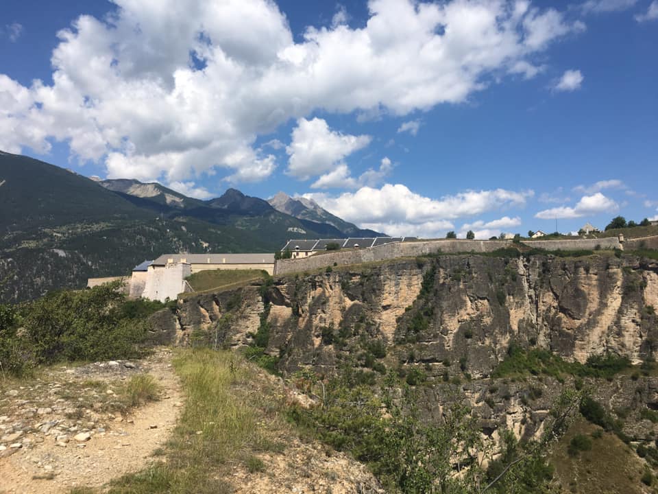 Plan de relance, le Centre des monuments nationaux (CMN) : 3,6 M€ pour la restauration de la caserne Rochambeau de la place forte de Mont-Dauphin ! Je me réjouis d’une telle décision qui honore à sa juste valeur la qualité du patrimoine de cette commune !
