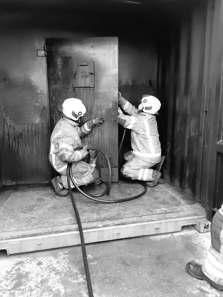 GMGHammond1's tweet photo. Week 2 Breathing Apparatus course delivered here on the Isles.Revision &amp; reflection on week 1 then on to.... Crucial stages of understanding fire behaviour, gas cooling &amp; branch techniques #dancingangels  @davidst16970725 @IainMMacleod1 @orkney_ted https://t.co/gl0iAuU6YE