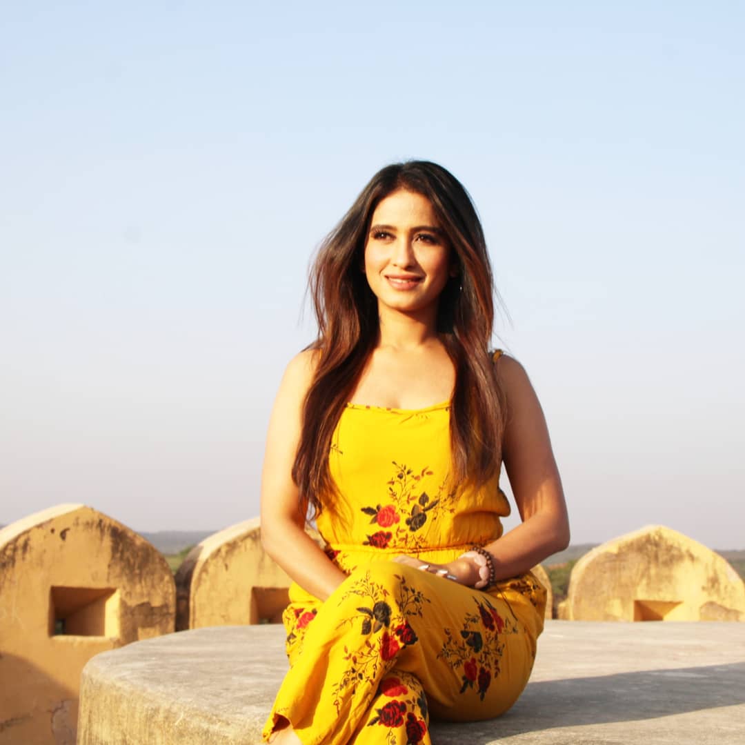 Amritatanganiya's tweet photo. Good Night Universe 🌑
Keep your EYES focused on your LONG TERM Goals. Even if you make a MISTAKE. Get back on track and keep mOVING.
.
.
.
. #dailyupdates #actirslifestyle #yellowlove💛 #jumpsuitstyle #nahargarhfort #jaipurdiaries #shootpics #albüm #eyesmakeup #eyesimportant https://t.co/z1L0UItC0V