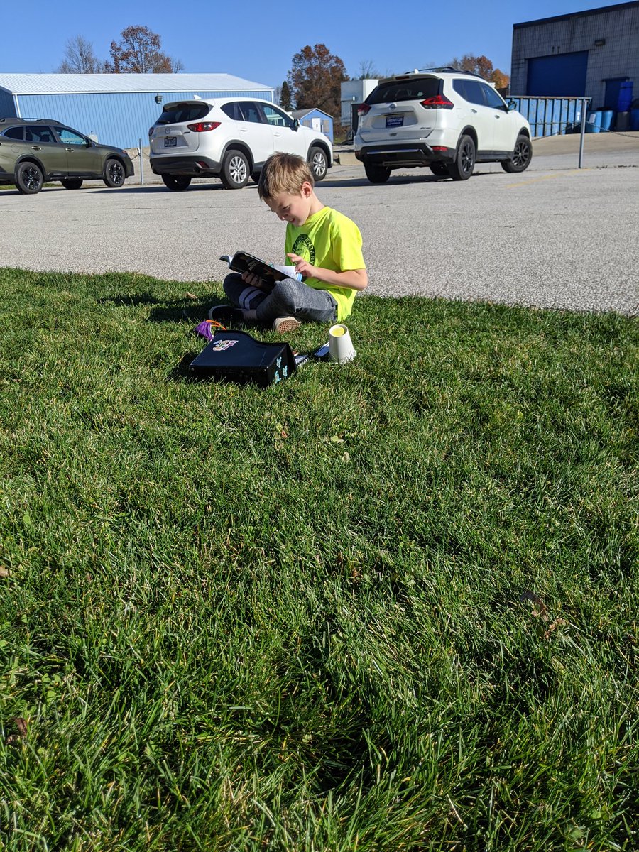 MrsDeyTeaches's tweet photo. Enjoying this beautiful day with some reading outside! ❤️☀️ https://t.co/Z2DTWlr1f3