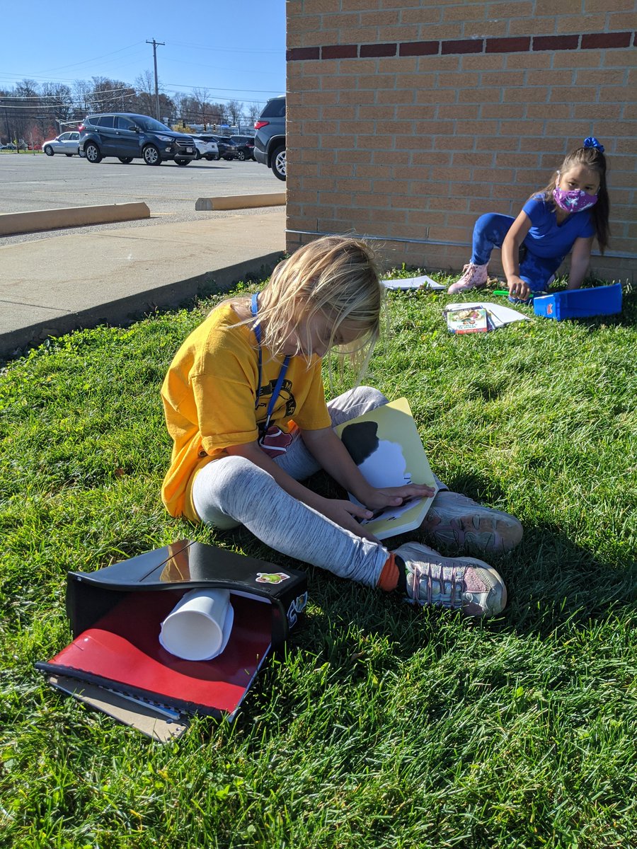MrsDeyTeaches's tweet photo. Enjoying this beautiful day with some reading outside! ❤️☀️ https://t.co/Z2DTWlr1f3