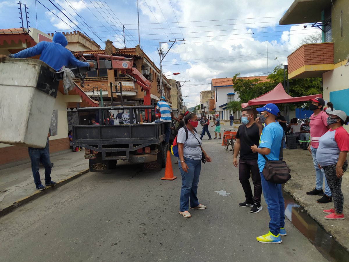 donysg's tweet photo. #09Nov | En el Marco de la Misión @MVzlaBella Bajo las Orientaciones de Nstrs Alcaldesa @johanitakenpo Se Realiza la Instalación de 15 Luminarias en el Primer Tramo de la Calle Miranda #CascoTurmero Rumbo a los 400 Años. @NicolasMaduro
#VenezuelaDigital https://t.co/m1Q9J2B2t1