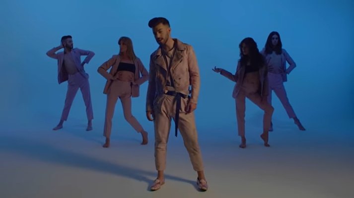 AgoneyDaily's tweet photo. #Video Hace unos días celebrábamos los 7M de #Quizas, el primer single de @Agoney y que tanto significó para todxs; hoy recordamos el vídeo con ese toque #funky y el baile #vogue ¿Te vienes a @VEVO_ESP con nosotrxs?
#Videoclip #VideoMusica #NowWatching
📺 https://t.co/9mJg3iU8BF https://t.co/b8L6ehJ4GQ