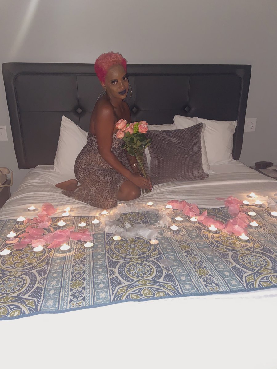 AfroChocoGemini's tweet photo. How Do You Ask The Extra Queen To Be Your GF ?? Honey Like This She Did That ✨❤️💕😩 https://t.co/tR8InwjyDp