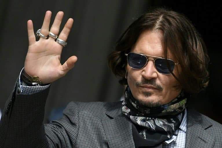 BeryNiceM's tweet photo. Le acusaron de machista y de maltratador. Perdió el papel de Jack Sparrow y ahora el de Gellert Grindelwald. Aportó todo tipo de pruebas entre ellas 88 audios, fotos y vídeos donde se veía que era inocente. Padeció violencia física y psicológica. 

#JusticeForJohnnyDepp https://t.co/5MENrGP0W8