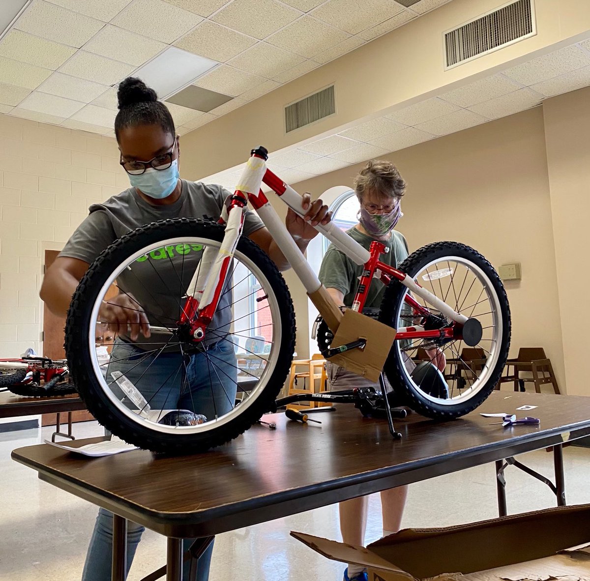 CANdAid's tweet photo. Over the weekend, volunteers in Selma, AL rallied to build 60 bikes for local 1st graders. This brings us to a total of 543 bikes built in 2020, and 4,317 bikes since 2016. 👏🚲

Thanks to @HomeDepotFound + @HomeDepot for providing tools and supporting our #DoGoodery efforts! https://t.co/HUSikGas6u