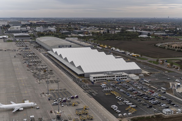 cepresearch's tweet photo. @amazon  has started its own air cargo operations in Europe with with the launch of an air hub in Germany and the official announcement of the start of Amazon Air operations at its regional air hub at Leipzig/Halle airport @LEJ_Airport this month.
https://t.co/CxhK9ZPKMV https://t.co/1XwIeTNteO